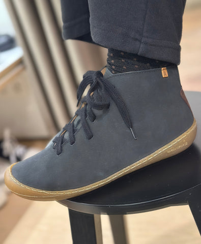 EL NATURALISTA Pawikan Black (last pair: size 39!)